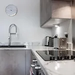 Modern 2 Bedroom Riverside In Apartment *