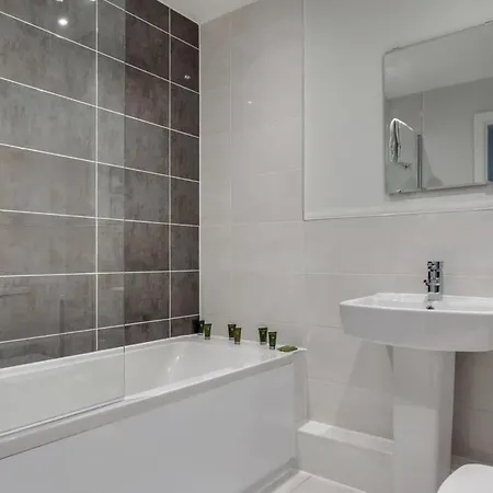 Modern 2 Bedroom Riverside In Лідс