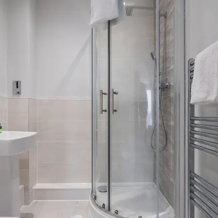 Апартаменти Modern 2 Bedroom Riverside In *