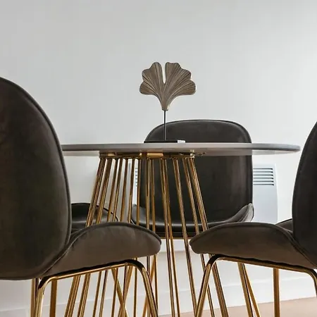 Modern 2 Bedroom Riverside In *