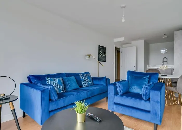 Modern 2 Bedroom Riverside In Apartment *