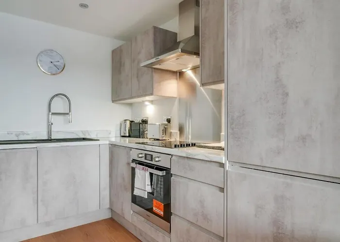 Modern 2 Bedroom Riverside In Апартаменти *