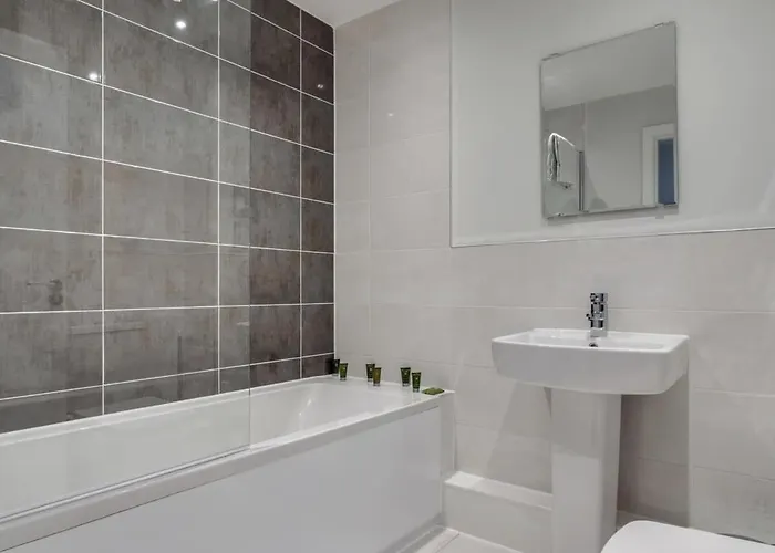 Modern 2 Bedroom Riverside In Лідс