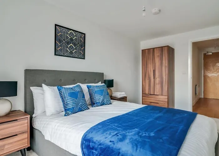 Modern 2 Bedroom Riverside In Apartment *