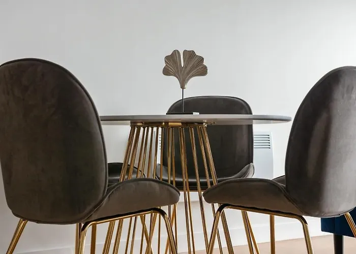 Modern 2 Bedroom Riverside In *