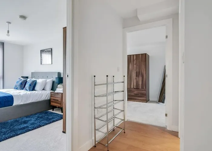 Апартаменти Modern 2 Bedroom Riverside In