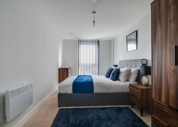 Апартаменти Modern 2 Bedroom Riverside In