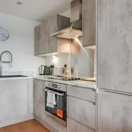 Modern 2 Bedroom Riverside In Lejlighed *